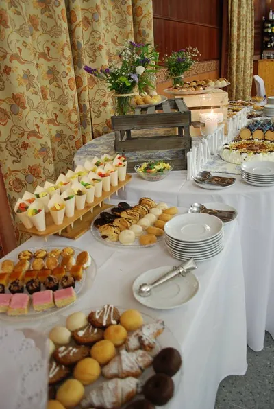 Imagen de Mesa Buffet con Pastelería, Tartas y Bollería